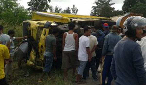 Mobil batubara yang terbalik setelah menabrak warga