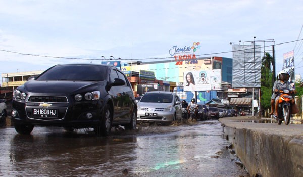 Kondisi Jalan Simpang Mayang yang tergenang air ketika datangnya hujan