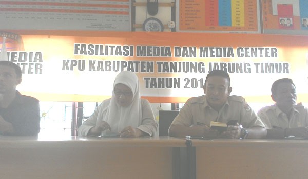 <b>Foto:</b> Dari kiri divisi hukum, komisioner, sekretaris KPU dan kasubag teknis