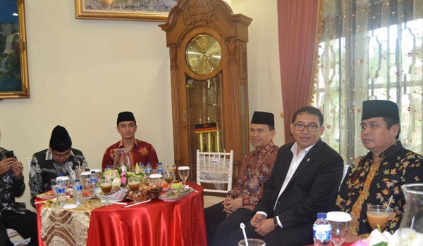 Para kepala daerah dan petinggi partai politik dalam sejumlah kesempatan. Jika Perppu disahkan Januari ini, bulan depan tahapan Pilgub sudah dimulai dengan pendaftaran bakal calon gubernur.   