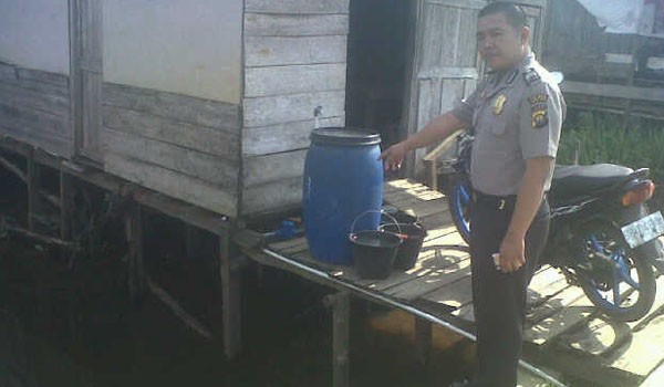 Polisi saat menunjukan lokasi anak tenggelam 