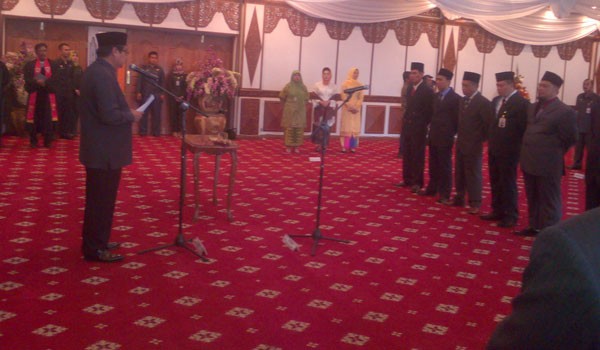 Gubernur Jambi HBA saat meressufle pejabatnya