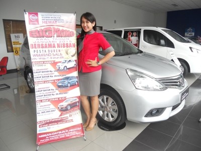  Customer Service Nissan Panggeran Hidayat memperkenalkan promo baru Nissan.        