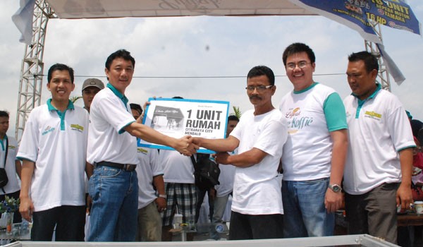 Topan Marbun, menerima hadiah rumah secara simbolis yang diberikan oleh perwakilan CitraRaya City pada HUT Jambi Ekspres yang ke-16   