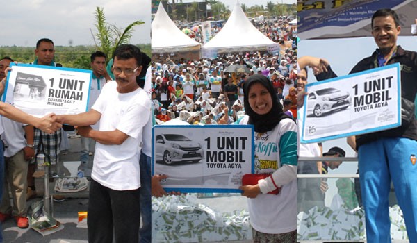 Topan Marbun, Jemi Saputra dan perwakilan keluarga H Kastur saat menerima hadiah Jalan Santai Jambi Ekspres bersama Luwak White Koffie 