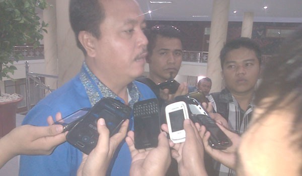 Cornelis Buston saat memberikan keterangan 