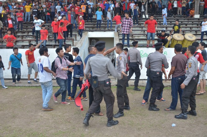 Aparat kepolisian mencoba melerai bentrok antara suporter Kota Jambi dan Tanjab Barat