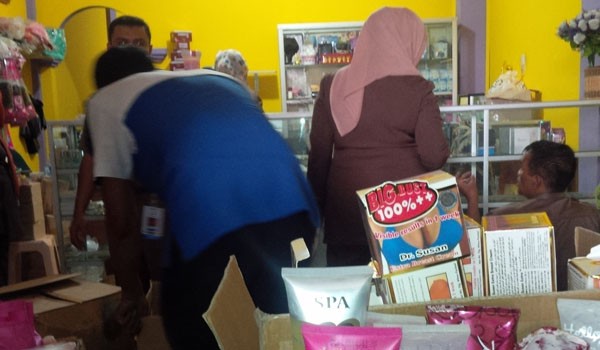 BPOM Jambi saat mengrebek gudang penyimpanan kosmetik palsu