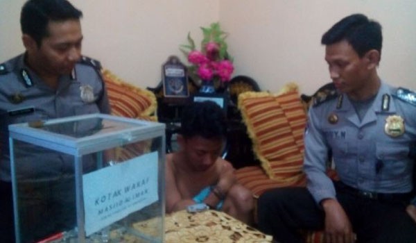 Pewlaku pencuri kotak amal yang diamankan kepolisian