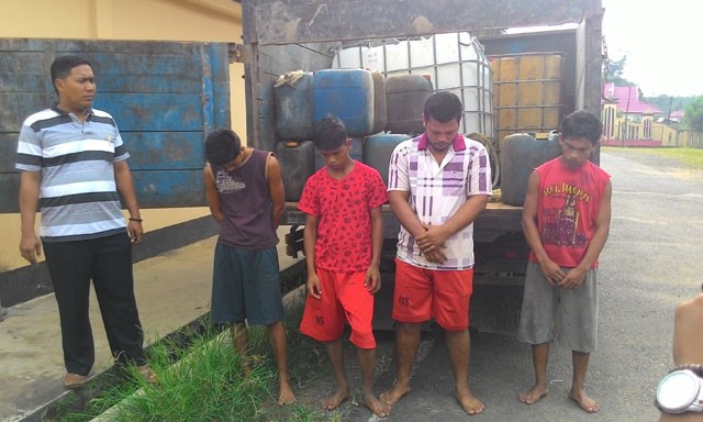 Terlihat 4 tersangka pencuri solar yang tertangkap polisi