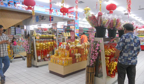 ANGPAO: Menyambut Imlek Trona JPM memberikan ribuan angpao kepada pelanggan.         