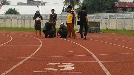 Penyidik Kejati Jambi cek lintasan atletik di Stadion KONI Jambi