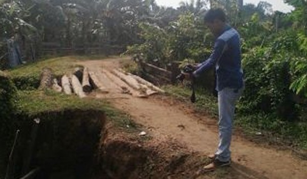 MEMPRIHATINKAN: Jembatan dan Jalan Aur Cino yang ada di Dusun Rengas IX, Desa Pulau, Kecamatan Muara Tembesi, kondisinya saat ini sangat memprihatinkan.