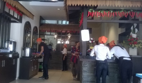 Karyawan Warung Rawit siap memberikan pelayanan kepada pelanggan   