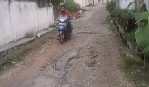 Kondisi jalan di salah satu RT di Kecamatan Telanaipura