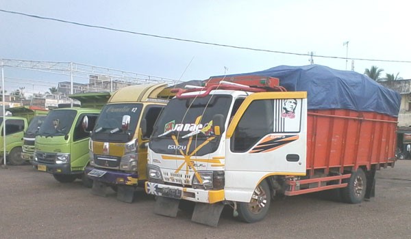 Mobil batubara yang tampak terparkir didalam terminal tembesi