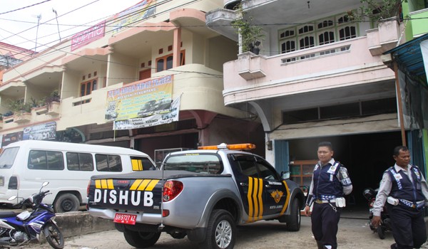 PENERTIBAN: Dishub Kota Jambi kembali menertibkan PO liar dalam Kota Jambi. M.KHAIDIR/JE