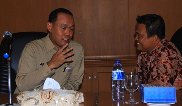 Bupati Tebo berbincang akrab dengan ketua panitia GF JE Pirma Satria