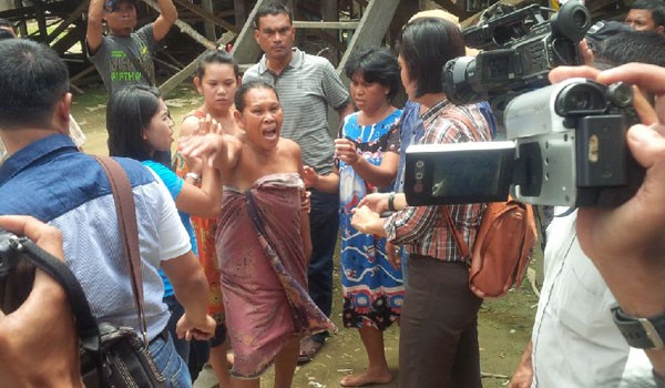 Ibu dari salah satu pelaku histeris saat anaknya digelandang polisi
