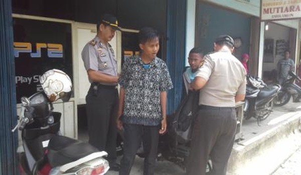 RAZIA: Polsekta Sarolangun, saat melakukan razia pelajar di Terminal Angdes Pasar Sarolangun dan sekitarnya