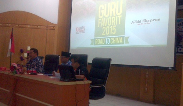 Bupati Bungo Sudirman Zaini saat membuka acara sosialisasi dan road show Guru Favorit Jambi ekspres 2015