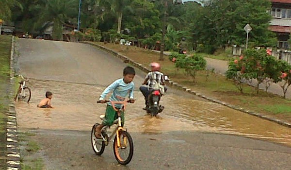 Genangan air yang menggenangi jalan
