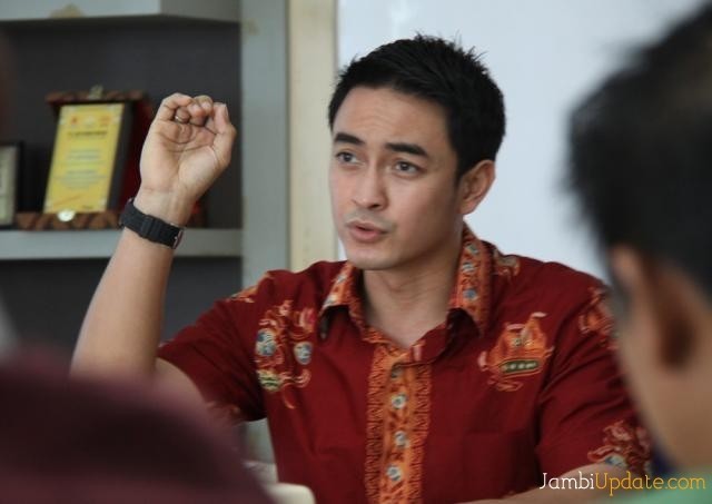 Bupati Tanjabtim Zumi Zola