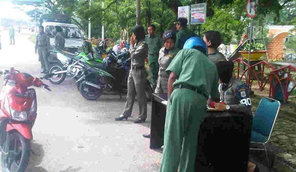 Satpol pp saat menggelar razia pns di Sarolangun