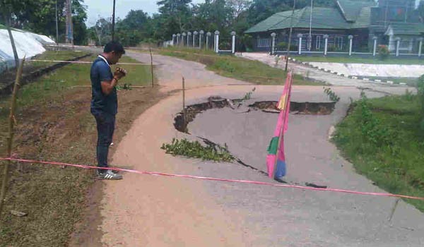 Jalan kompleks perkantoran Gunung Kembang Pemkab Sarolangun yang amblas beberapa waktu lalu