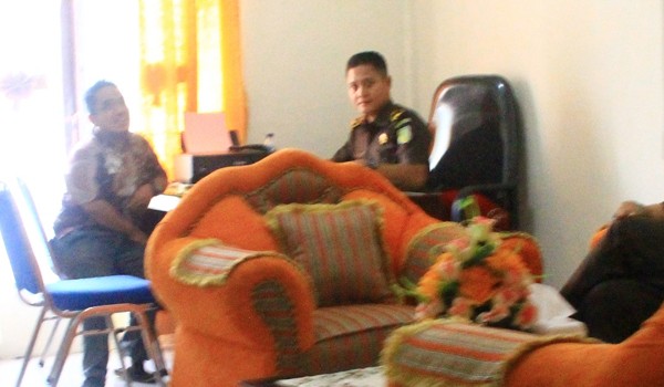 Kejari Muaro Tebo saat memeriksa Iwan Yulianes anak mantan Bupati Tebo