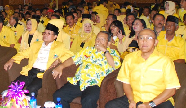 ARB bersama Zoerman Manap dan Fachrori Umar serta kader Golkar dalam sebuah kesempatan. 