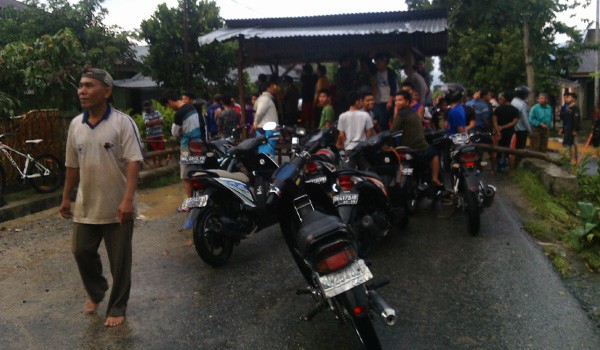 Warga saat memblokir jalan