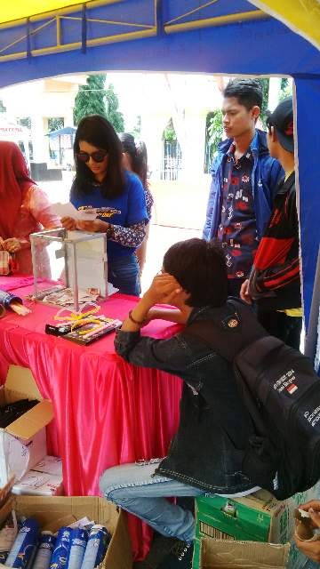 Tukar Properti Glow: Peserta Light Walk Jambi Ekspres - Honda mulai antri menukar properti glow untuk digunakan jalan santai malam ini