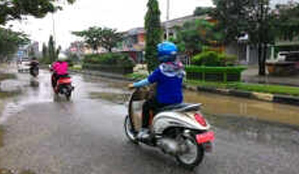 Jalan Sarolangun yang tergenangi air