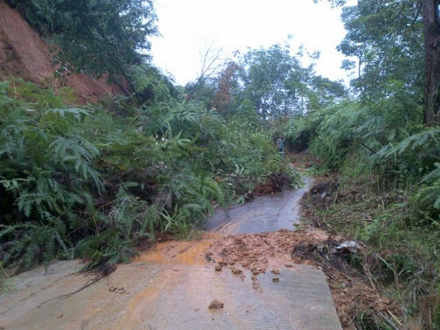 Jalan Bukit Rayo Batang Asai Lumpuh Total akibat longsor