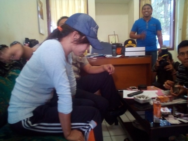 Korban saat berada di Mapolsek Telanaipura