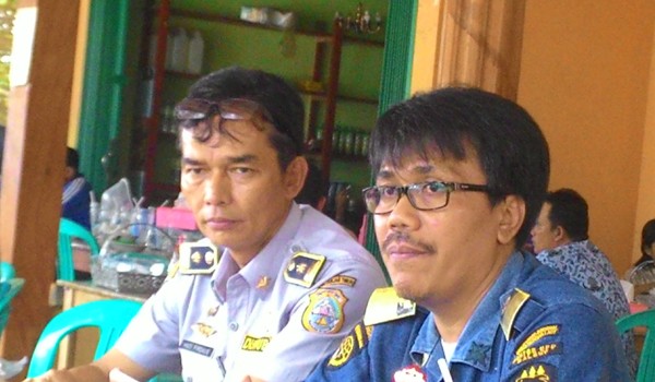 Dari kanan : kepala syahbandar bersama kadishub