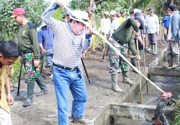 Walikota Sungaipenuh AJB saat goro bersama warga beberapa waktu lalu. AJB memastikan maju lagi di Pilwako Sungaipenuh Desember mendatang