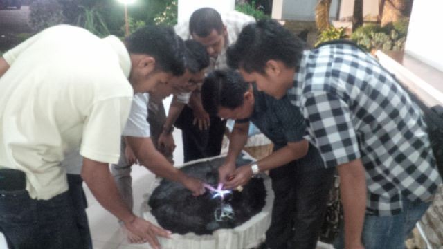 Bupati Merangin Al Haris memperlihatkan koleksi batu Sungkai miliknya