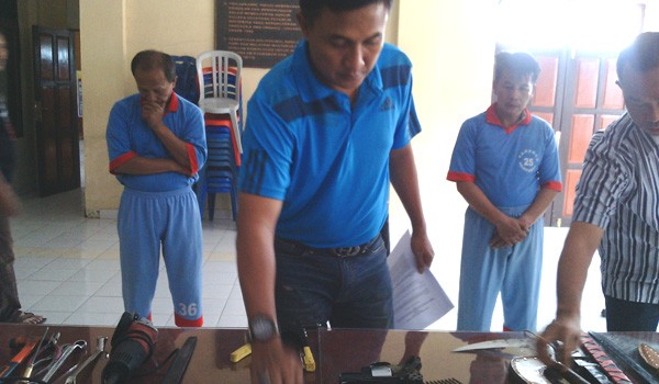 Kapolres Kerinci memperlihatkan barang bukti beberapa pucuk senjata dan amunisi hasil penangkapan   