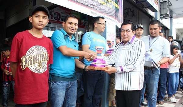 Walikota Sungai Penuh AJB menyerahkan hadiah kepada pemenang kontes batu   