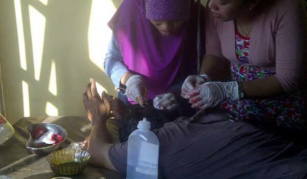 Noprizal Sihaloho saat mendapatkan perawatan medis