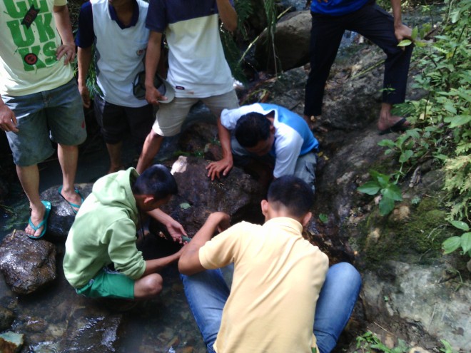 Terlihat sekumpulan warga yang sedang mencari batu