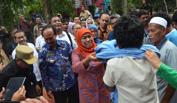 KUNJUNGAN: Mensos memberikan bantuan kepada warga SAD di Kabupaten Batanghari.   