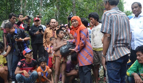 KUNJUNGAN: Mensos memberikan bantuan kepada warga SAD di Kabupaten Batanghari.   
