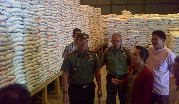 Dandim Tanjabbar, Letkol Inf Freddino Silalahi, saat melakukan sidak di gudang bulog dan gudang pengusaha.      