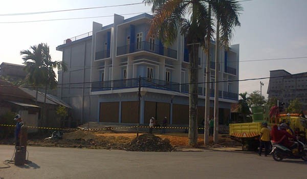 Bupati Tanjabbar, H. Usman Ermulan, berang karena pemilik bangunan baru yang berada di Simpang Wisno Jalan Kemakmuran Kualatungkal, karena mencabut  police line.      