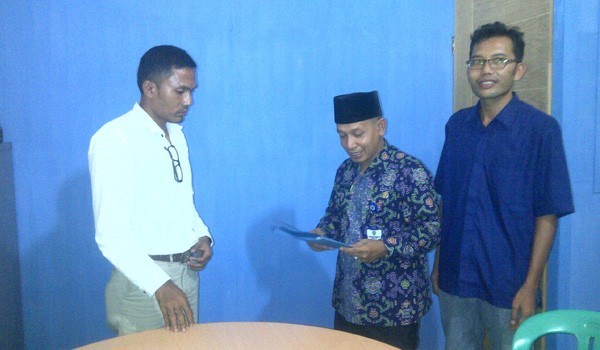 Fahrizal saat mendaftar di salah satu parpol di Batanghari 