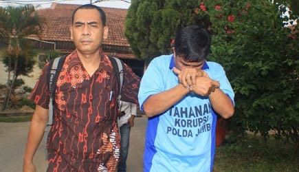 Buhari (memakan baju tahanan) digiring petugas 