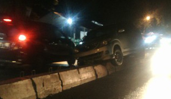 Mobil yang menabrak trotoar batas jalan